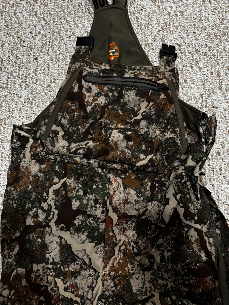 Load image into Gallery viewer, FirstLite Men&#39;s Solitude Insulated Bib Pant - Specter (L)
