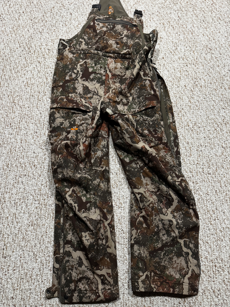 Load image into Gallery viewer, FirstLite Men&#39;s Solitude Insulated Bib Pant - Specter (L)
