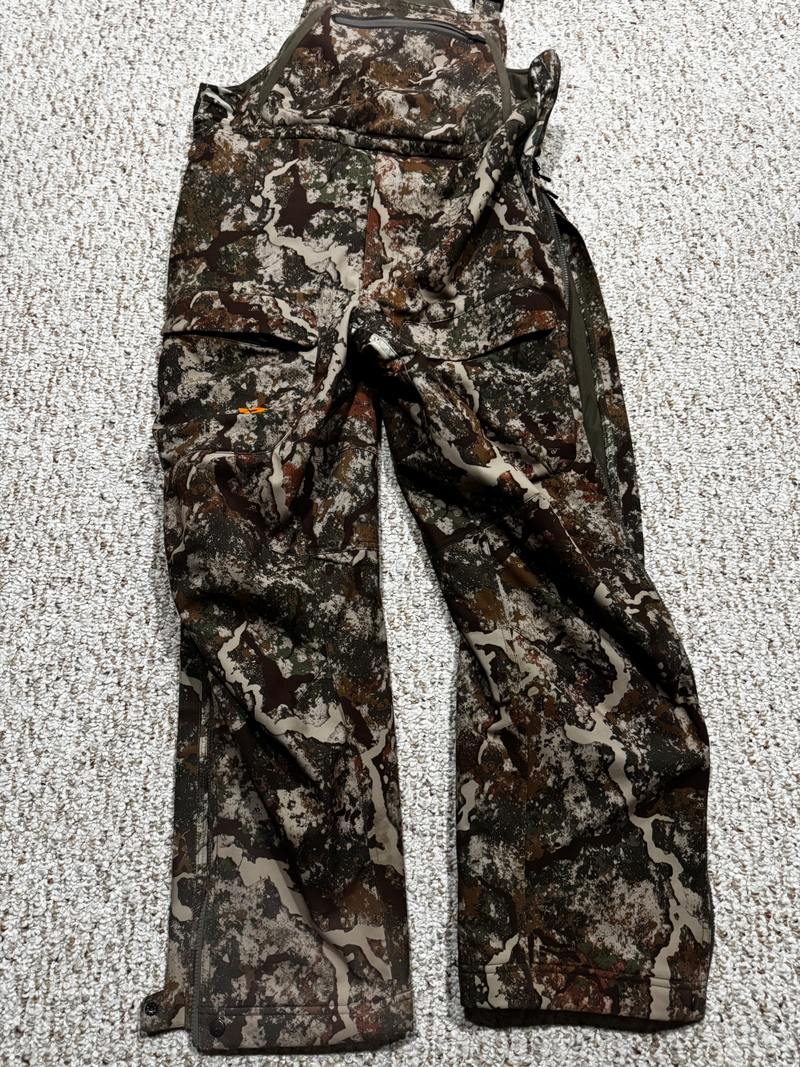 Load image into Gallery viewer, FirstLite Men&#39;s Solitude Insulated Bib Pant - Specter (L)
