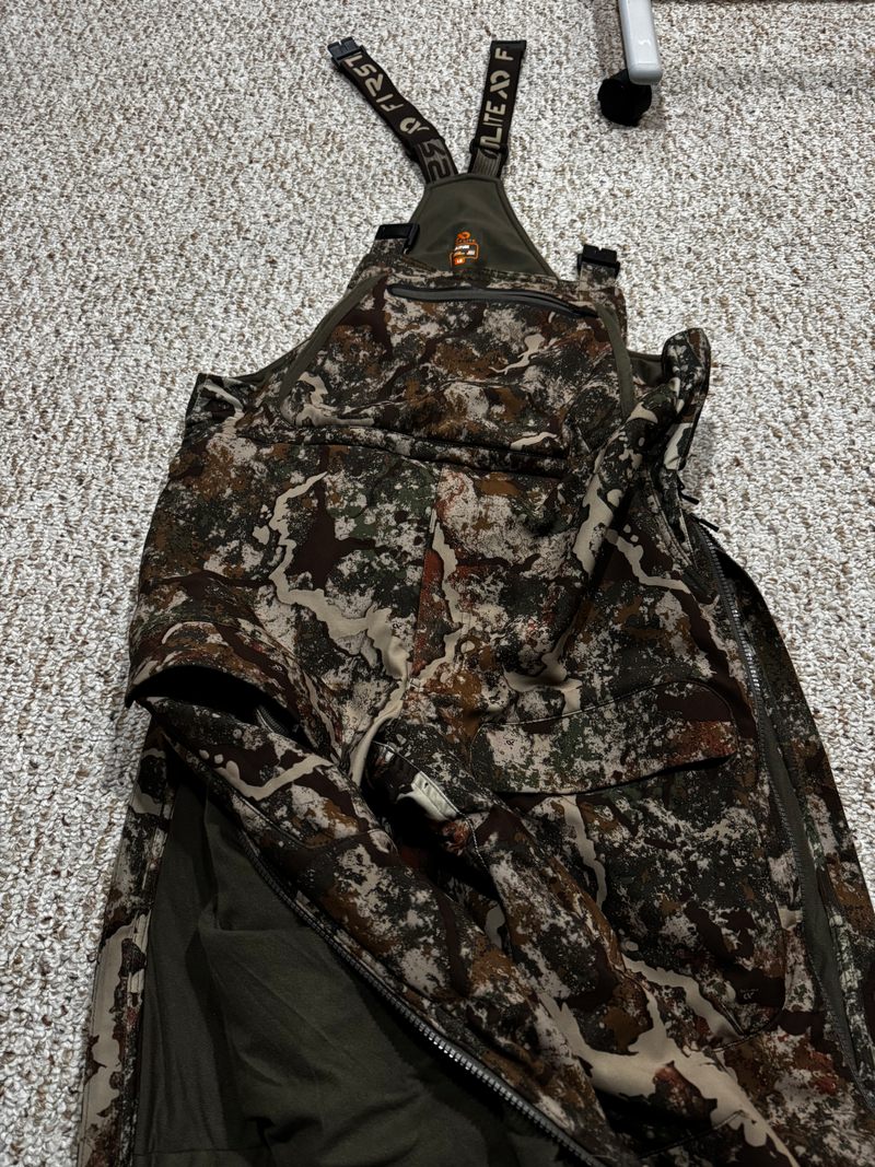 Load image into Gallery viewer, FirstLite Men&#39;s Solitude Insulated Bib Pant - Specter (L)
