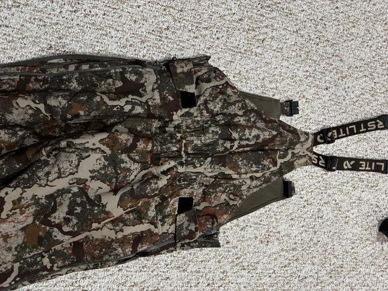 Load image into Gallery viewer, FirstLite Men&#39;s Solitude Insulated Bib Pant - Specter (L)
